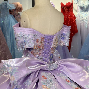 ชุดราตรีงาน Quinceanera แบบมีชายกระโปรงยาว ทรงบอลกาวน์ สีม่วงไลแลคเงางาม รุ่น 6972 ประดับลูกไม้ แต่งดอกไม้ ปักคริสตัล คอรูปหัวใจ พร้อมเชือกผูกด้านหลัง - Product Image 6