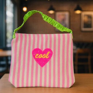 กระเป๋าโท้ทรูปตัวอักษรหัวใจพร้อมฐานผ้าใบลายทาง - Product Image 6