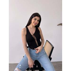 DEFILE Blouse noire sans manches avec détails en tulle et décolleté sur la poitrine - Top élégant pour femme 100% coton pour l'été - Product Image 2