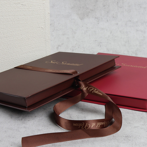กล่องของขวัญกระดาษแข็งพิมพ์โลโก้สั่งทำพิเศษสำหรับเสื้อผ้า - Product Image 1