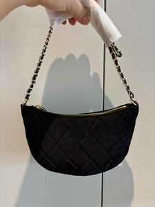 Bolsa de maquillaje de terciopelo en forma de media luna para mujer, de marca de lujo, tela de terciopelo negro con cadena dorada, artículo de regalo. - Product Image 6