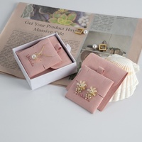 Pochette à Bijoux en Microfibre Rose avec Bouton pour Emballage, Carte de Présentation Boucles d'Oreilles et Colliers, et Ensemble de Coussinets de Présentation de Bijoux