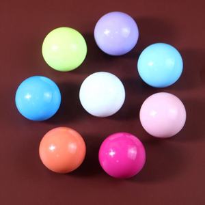 Baume à lèvres en boule aromatisé aux fruits, hydratant et nourrissant, en forme de sphère de dessin animé mignonne, sérigraphié, en plastique, pour cadeaux en gros - Product Image 2