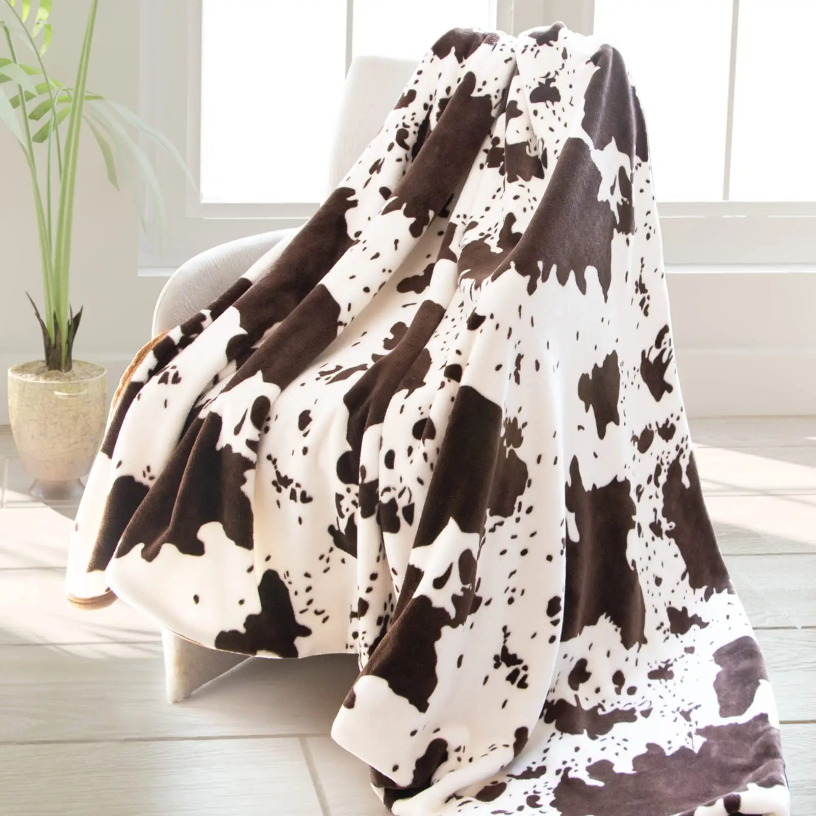 Offre Spéciale couverture douce et chaude en peluche de flanelle de 50x60 pouces 300gsm en microfibre polaire confortable et mignonne avec imprimé de vache pour canapé et canapé-lit