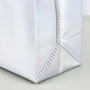 Bolsas de Regalo Metálicas Doradas de Alta Calidad, Recicladas, Laminadas y No Tejidas - Product Image 4