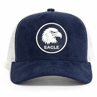 Casquette de camionneur ajustable en daim bleu marine avec patch circulaire en caoutchouc Aigle et calotte structurée en maille blanche, idéale pour la chasse, la pêche et les activités de plein air