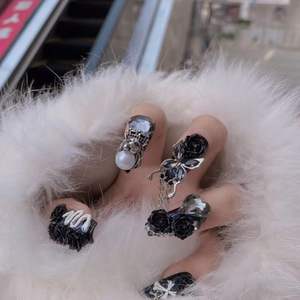 [Serie Doce Signos del Zodíaco] <span class=keywords><strong>Uñas</strong></span> Postizas Hechas a Mano de <span class=keywords><strong>Escorpio</strong></span> - Personalizadas, Resistentes, Completamente Decoradas con Pedrería y Bolas de Pedrería 3D Florales - Product Image 3