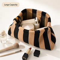 Tas Clutch Rajutan Bergaris Modis untuk Wanita Tas Tangan Tenun Lembut Tas Kasual Kapasitas Besar Tas Tangan Wanita Bergaris Warna-warni