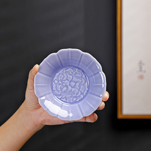 Petite assiette en céramique chinoise pour thé et en-cas, forme de fleur, motif lotus, pour les fêtes - Product Image 1