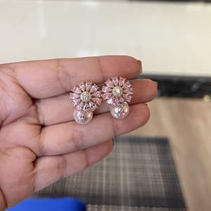 ต่างหูเงินแท้ S925 สไตล์ฝรั่งเศส ประดับด้วยเพทายสีชมพูหวาน ดีไซน์ดอกไม้ไข่มุก สวยสง่า ทันสมัย ให้ลุคแบบเรโทร - Product Image 3