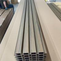 Panneau mural WPC sur mesure, surface co-extrudée, anti-ternissement, revêtement composite bois pour façade de villa et d'hôtel