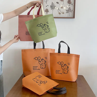 Sacs à main de vêtements pour hommes réutilisables et écologiques avec impression de logo personnalisé sac de shopping pour sous-vêtements sac de transport en tissu non tissé recyclable