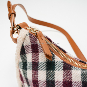 Bolso de Hombro de Mujer de Cuero PU con Diseño Coreano y Patrón de Letras, Cierre de Cremallera, Gran Capacidad, Impermeable y Portátil - Product Image 5