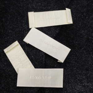 Étiquette en <span class=keywords><strong>tissu</strong></span> de coton personnalisée de luxe à pliage final, en rouleau, écologique, avec logo de marque privée, en damassé haute densité, tissée pour couture de col - Product Image 2