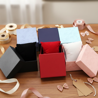 Boîte en papier rigide magnétique avec revêtement UV, impression en relief, doublure en éponge, couvercle pour bijoux, montre, bague, emballage cadeau de mariage