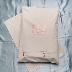 Sacs d'expédition mats de qualité supérieure couleur pêche avec logo personnalisé or rose - Enveloppes polyvalentes autocollantes pour l'emballage e-commerce - Product Image 4