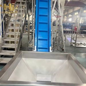 Convoyeur à bande de qualité alimentaire facile à nettoyer avec trémie d'alimentation et bande à crampons avec hauteur de crampons personnalisée pour ligne de traitement des snacks - Product Image 1