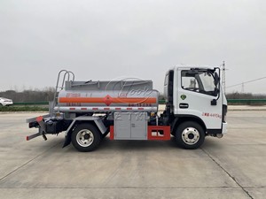 รถบรรทุกน้ำมันแบบถัง ทนทานและเชื่อถือได้ ขนาด 2000L-14000L สำหรับขนส่งน้ำมันดีเซลและเบนซิน - Product Image 2