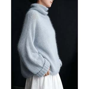 Pull à col roulé bleu clair duveteux pour femme, coupe décontractée - Product Image 2