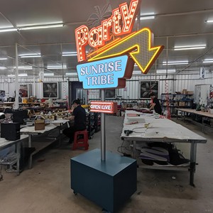 Insegna Pubblicitaria LED Personalizzata Creativa e Accattivante per Esterni, Segnaletica per Negozi e Attività Commerciali - Product Image 2