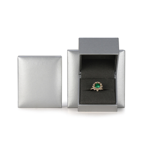 Boîte à <span class=keywords><strong>bijoux</strong></span> de luxe en <span class=keywords><strong>argent</strong></span> avec logo personnalisé Emballage de protection élégant pour colliers Bagues Boîte cadeau de qualité supérieure pour marques - Product Image 4