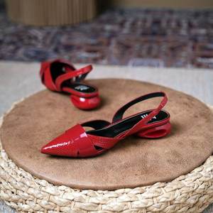 Sandalias de Tacón Bajo con Punta en Pico Estilo Francés Tiyo para Mujer, Color Champán, Dorado, Plateado, Negro, Rojo, Cierre de Hebilla, Adorno de Cuentas, Parte Superior de PU - Product Image 4