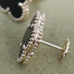 CRE007 Pendientes <span class=keywords><strong>de</strong></span> <span class=keywords><strong>Oro</strong></span> Blanco <span class=keywords><strong>de</strong></span> 18k <span class=keywords><strong>de</strong></span> 4.3 Gramos, 15mm, Trébol <span class=keywords><strong>de</strong></span> Cuatro Hojas, Madreperla Blanca, Regalo <span class=keywords><strong>de</strong></span> Lujo para Mujer - Product Image 2