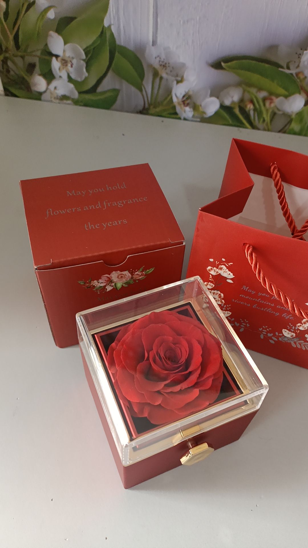 Caja de joyería giratoria con rosa preservada roja --005