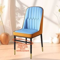 Chaise de salle à manger en similicuir gris raffiné avec coutures en losange, assise moelleuse et pieds à embouts dorés pour une salle à manger contemporaine