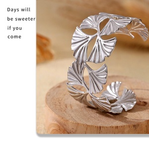 Bracelet haut de gamme en acier titane motif feuille de Ginkgo Biloba pour femme, bijou enveloppant ajouré tendance - Product Image 5