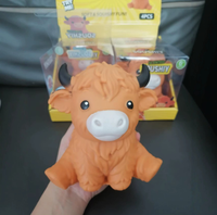 Jouet Squishy Amusant Vache des Highlands, Design Animal de Ferme Adorable, Longue Corne Moelleuse, Couleur Orange Marron, Jouet Anti-Stress pour le Jeu