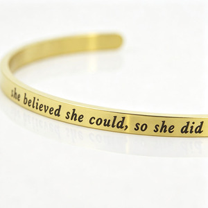 Bracelet manchette classique en acier inoxydable plaqué or, gravé et personnalisé, avec nom sur mesure, pour femmes et hommes, expédition immédiate - Product Image 3