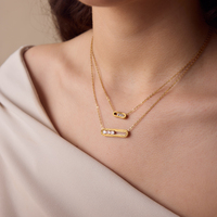Collier pendentif ovale élégant en acier inoxydable plaqué or 18 carats avec zircon et détails sculptés, design classique et délicat J&D Original Design