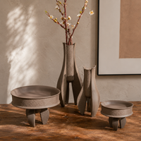 Collection de vases et plateaux décoratifs en céramique moderne avec base sculpturale géométrique pour la décoration intérieure