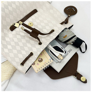 <span class=keywords><strong>Sac</strong></span> à <span class=keywords><strong>dos</strong></span> à cordon de serrage à rabat tissé à carreaux pour femme - <span class=keywords><strong>Sac</strong></span> à <span class=keywords><strong>dos</strong></span> tendance avec breloque Smiley pour les trajets quotidiens et les voyages - Product Image 4