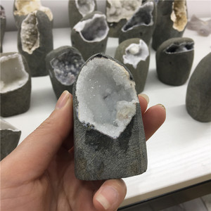 Apophyllite minérale naturelle avec géode de spécimen de zéolite pour la décoration intérieure - Product Image 1