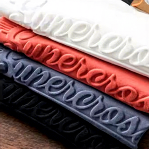 T-shirt da uomo girocollo oversize in cotone di alta qualità con stampa 3D a rilievo, personalizzabile con logo in rilievo, T-shirt personalizzata - Product Image 1
