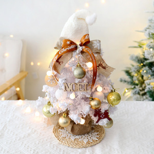 Mini <span class=keywords><strong>sapin</strong></span> <span class=keywords><strong>de</strong></span> Noël floqué <span class=keywords><strong>blanc</strong></span> <span class=keywords><strong>de</strong></span> haute qualité avec chapeau <span class=keywords><strong>de</strong></span> Père Noël, nœud en toile <span class=keywords><strong>de</strong></span> jute, panneau « Noël », boules dorées, décoration <span class=keywords><strong>de</strong></span> table, petit <span class=keywords><strong>sapin</strong></span> <span class=keywords><strong>de</strong></span> Noël - Product Image 4