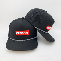 Casquette de sport imperméable en polyester blanc avec découpe laser, trou perforé, pour hommes, avec broderie personnalisée et logo en patch de caoutchouc