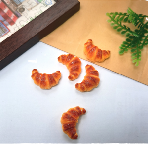 50 Piezas de Adornos de Resina con Forma de Croissant, 14*27mm, Lindos, Realistas, Impermeables, para Manualidades, Decoración, Juguetes - Product Image 1