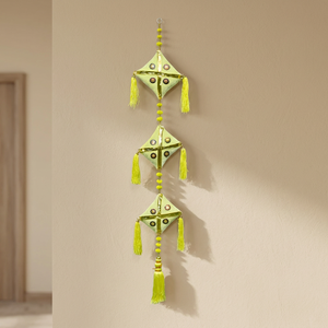 Cerf-volant traditionnel artificiel à triple fleur verte Latkan - Product Image 2