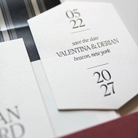 Carte d'invitation de mariage classique de luxe avec logo personnalisé, design en relief, impression typographique élégante sur papier fantaisie