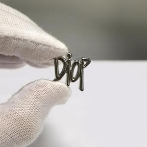 キラキラ光る携帯電話ケースチャーム デザイナーブランドロゴデコレーションチャーム ラインストーン付き DIYクラフトアクセサリー メタルラグジュアリー 054 - Product Image 5