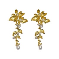 Pendientes de Mujer con Flores Doradas, Estilo Europeo Americano, Lujo Ligero, Elegantes, Galvanizados, Modernos y con Personalidad