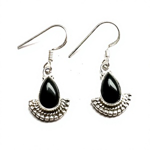 Pendientes Largos de Ónice Negro Natural y Elegantes Perlas con Gancho de Diamante en Plata de Ley 92.5 para Bodas - Product Image 1