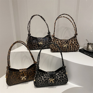 Sac à bandoulière imprimé léopard pour femmes, sac à main sous le bras avec nœud décoratif en métal et sangle réglable - Product Image 1