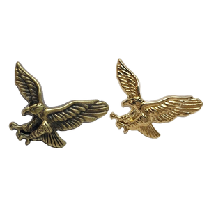 دبوس شارة معدني مصبوب من سبائك الزنك بتصميم نسر ثلاثي الأبعاد منقوش، ذهبي وبرونزي عتيق، بسعر الجملة المنخفض - Product Image 1