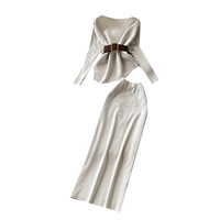 Ensemble deux pièces élégant pour femme : haut en maille irrégulier ceinturé et jupe midi taille haute, coupe ajustée, tenue sophistiquée pour l'automne