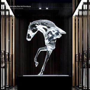 Escultura de Caballo de Acero Inoxidable, Fibra de Vidrio, Madera y Resina Transparente, Adorno Grande Personalizado para Decoración de Vestíbulos de Hoteles y Villas en Guangdong - Product Image 3