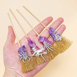 Escoba <span class=keywords><strong>de</strong></span> altar <span class=keywords><strong>de</strong></span> amatista bruja Mini escoba <span class=keywords><strong>de</strong></span> bruja con colgantes surtidos Mini Altar Besom escoba <span class=keywords><strong>de</strong></span> bruja Wicca decoración <span class=keywords><strong>de</strong></span> Halloween - Product Image 1